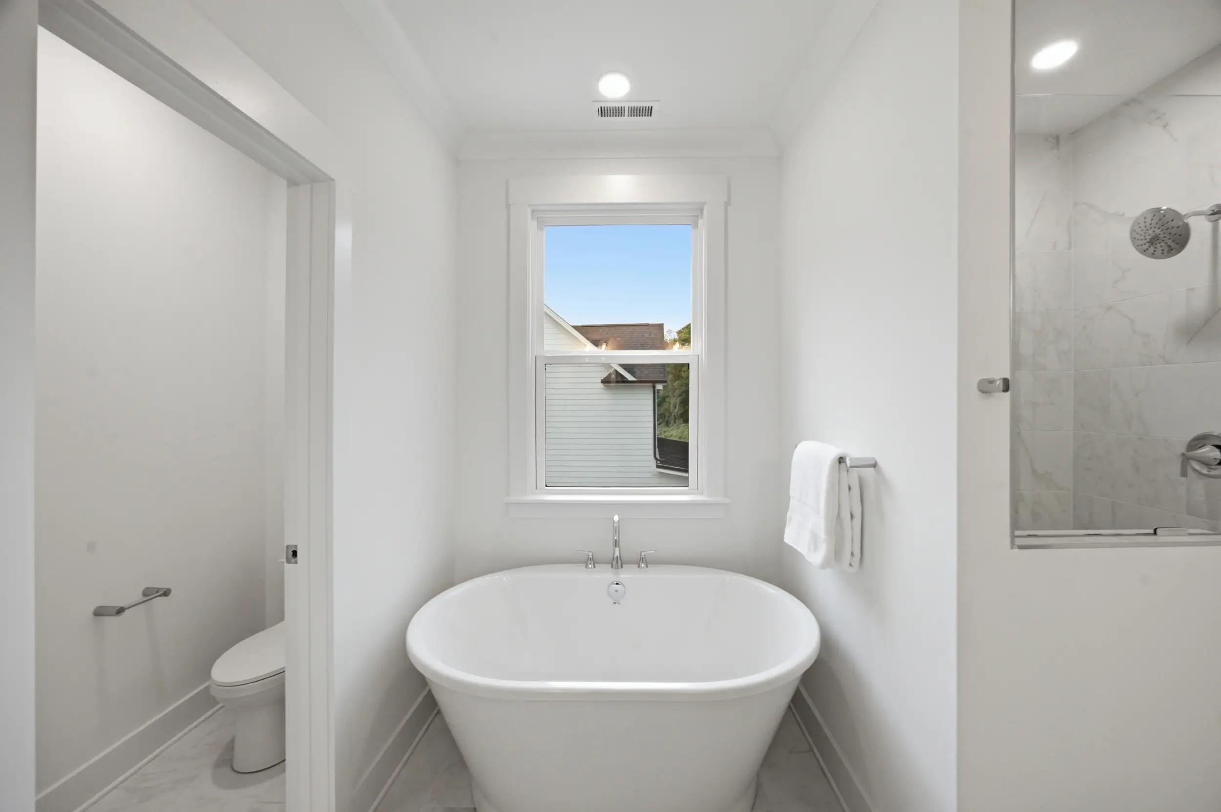205 Parkdale Dr bathtub