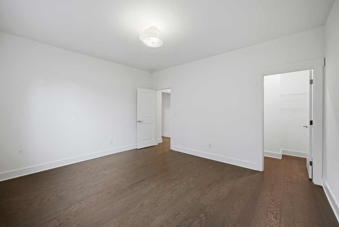 205 Parkdale Dr bedroom
