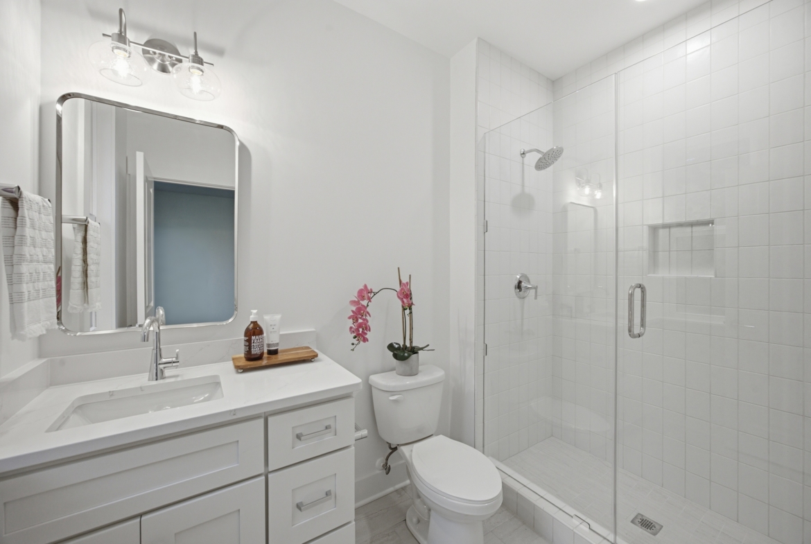 205 Parkdale Dr bathroom