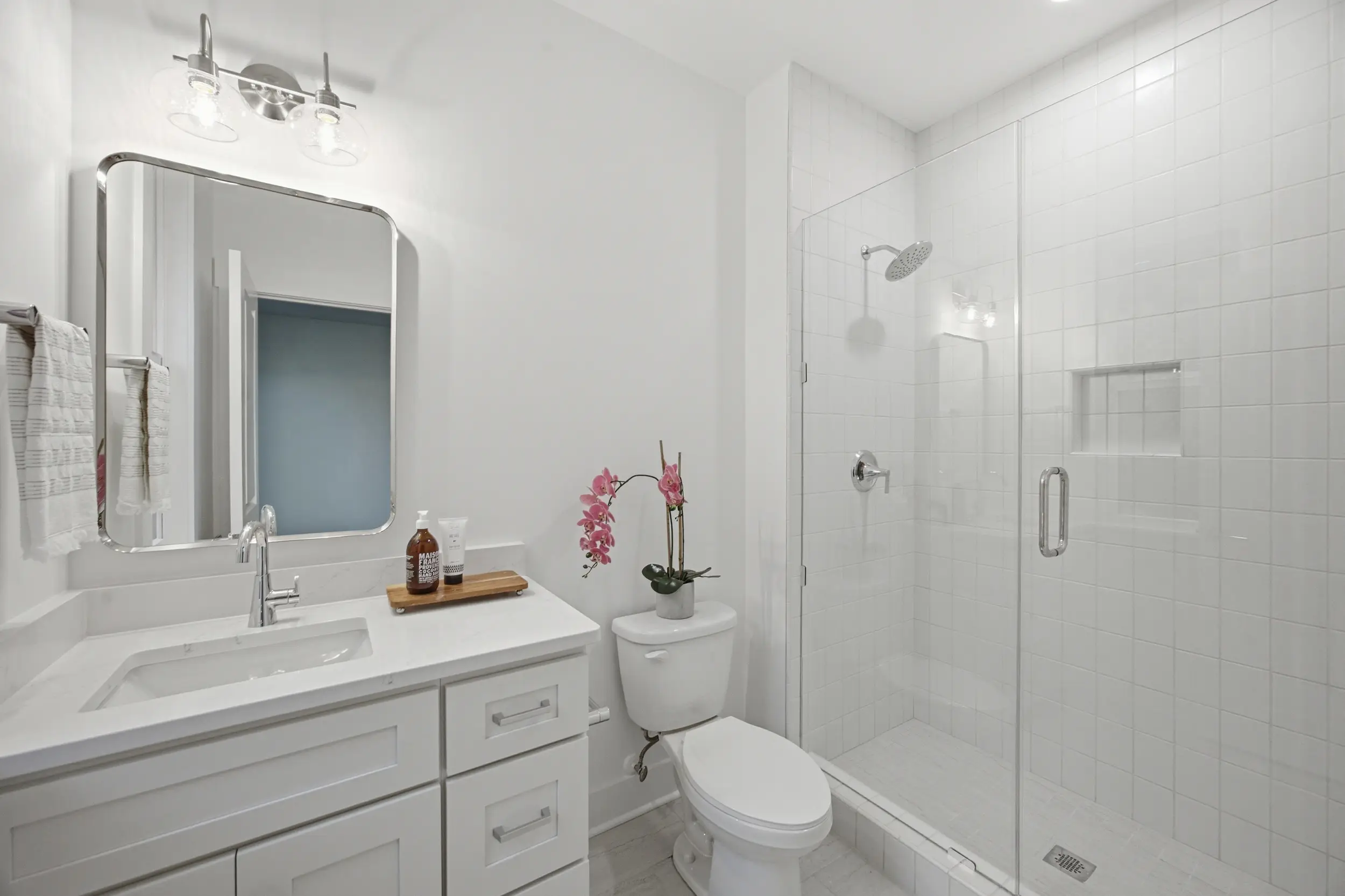 205 Parkdale Dr bathroom