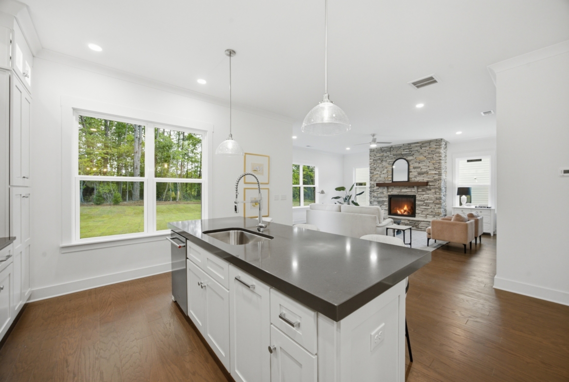 205 Parkdale Dr kitchen